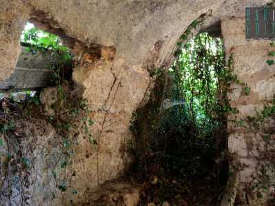 Ci ritroviamo in un unico ambiente largo 5 per 3 metri, da cui entra poca luce...